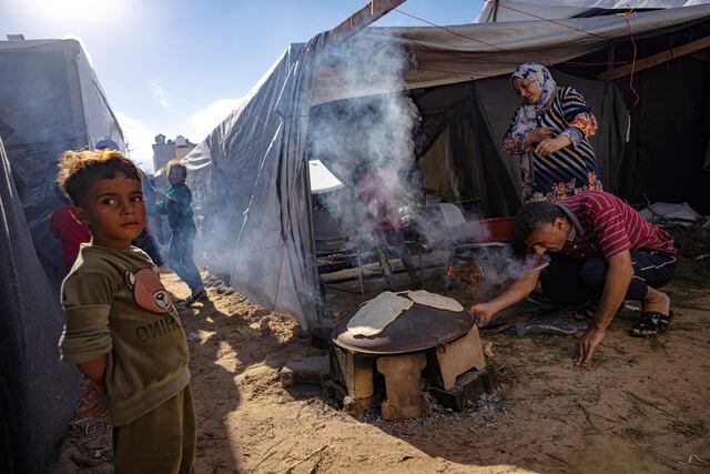 Palestinos en Gaza que buscan refugio de la guerra descubren que su mundo se achica