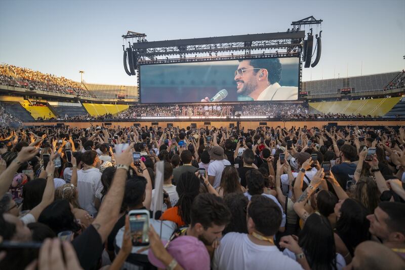 Bad Bunny durante su concierto en el Estadi Olímpic Lluís Companys, a 22 de mayo de 2026, en Barcelona, Catalunya (España). Bad Bunny actúa en Barcelona con dos conciertos seguidos dentro de su gira ‘DeBÍ TiRAR MáS FOToS World Tour’.