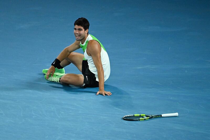 EL tenista español Carlos Alcaraz celebra un punto durante la final del torneo de individuales masculino contra el serbio Novak Djokovic en el Abierto de Australia en Melbourne.