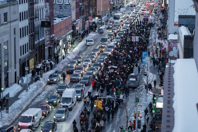 Miles recorren las calles de Nueva York en día de apoyo nacional a Minneapolis