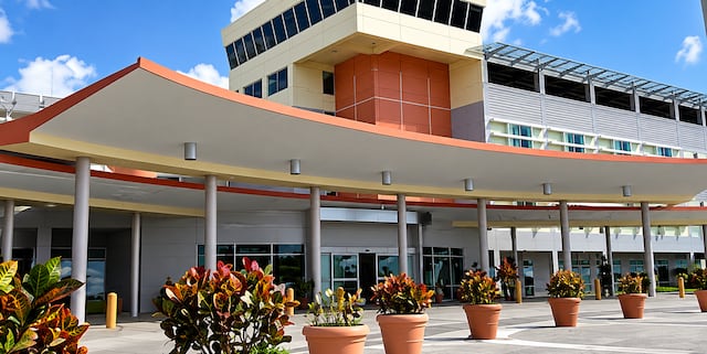 Mujer baleada en Villalba lucha por su vida en Centro Médico