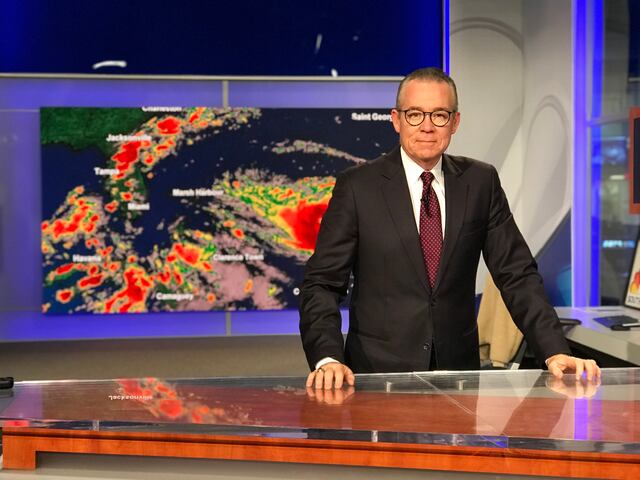 John Toohey Morales llora mientras informa sobre el huracán Milton