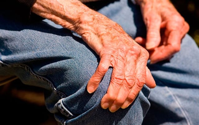FDA aprueba medicamento para adultos que viven con la enfermedad de Parkinson avanzada