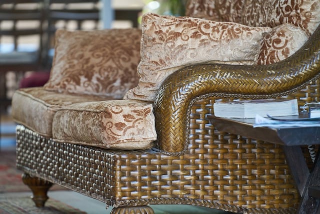 Viral: Mujer compra sillón antiguo y hace extraño hallazgo en su interior sobre su pasado