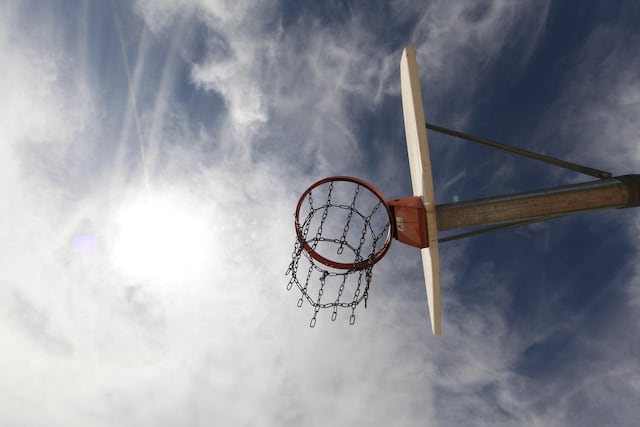 Hombre resulta herido de bala mientras jugaba baloncesto en Bayamón