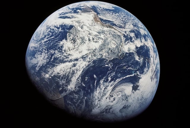 Astronauta captura una foto de la Tierra donde aparecen varios fenómenos naturales al mismo tiempo