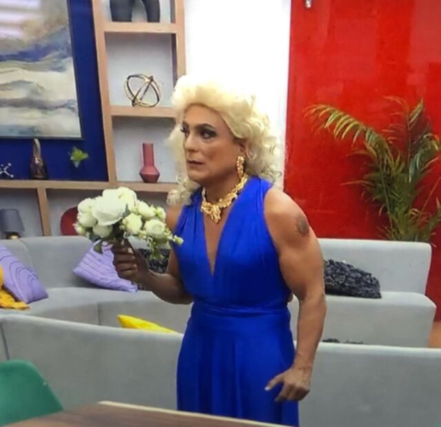 Osvaldo Ríos se viste de mujer y se besa con otro habitante en “La casa de los famosos 2″