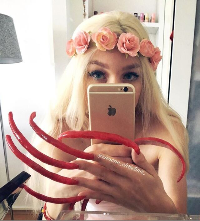 Influencer sorprende al no cortar sus uñas por dos años