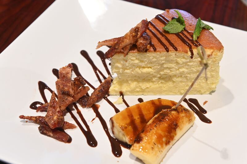 Sweet Tooth Cheesecake con guineo, chocolate y tocineta.