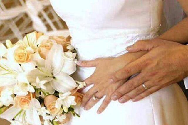 Cura británico se harta y pondrá multa a novios que lleguen tarde a su boda