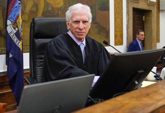 Juez amenaza con declarar a Trump en desacato por no eliminar publicación de su sitio web