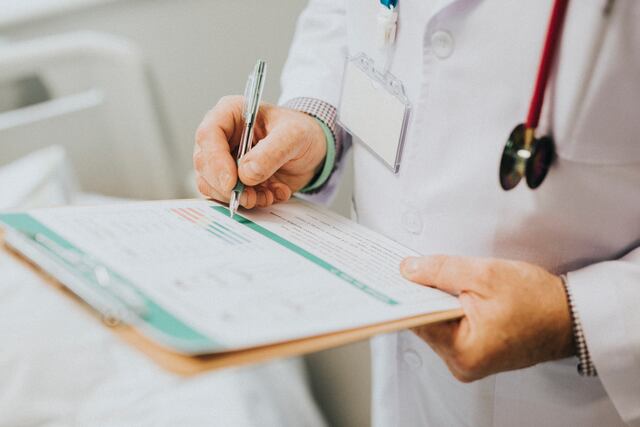 Panel académico discute retos ante escasez de profesionales de la salud