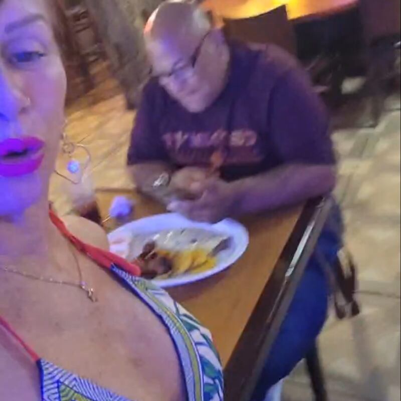 Sonya Cortés mostrando a su nlovio en sus redes sociales.