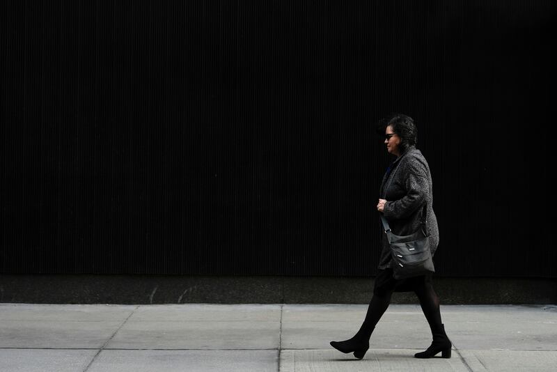 Karen Ortiz, jueza administrativa de la Comisión de Igualdad de Oportunidades en el Empleo, camina hacia su oficina el miércoles 26 de febrero de 2025 en Nueva York. (Foto AP/Julia Demaree Nikhinson)