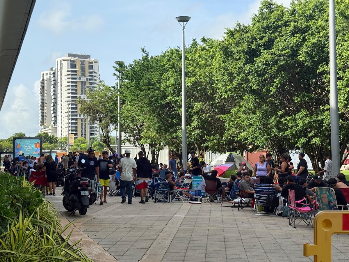 Puerto Rico Filas Cientos siguen haciendo fila con esperanzas de ver a Bad Bunny | Metro ...