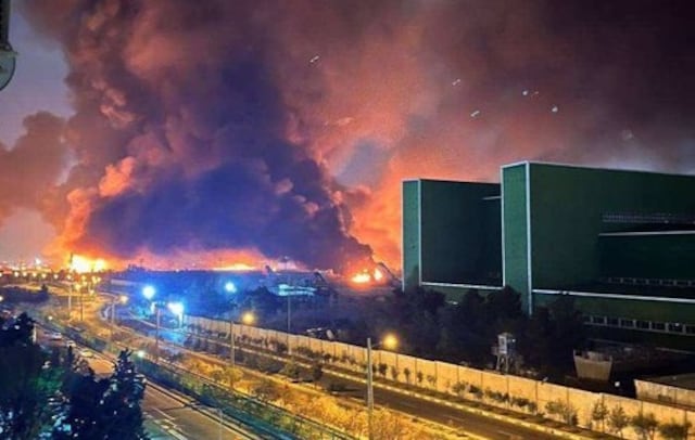 Ataques israelíes dejan nube tóxica sobre Teherán tras bombardeos a instalaciones petroleras