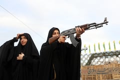 Irán convierte plazas de Teherán en campos de entrenamiento militar para voluntarios