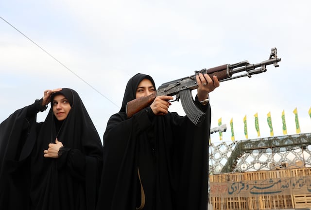 Irán convierte plazas de Teherán en campos de entrenamiento militar para voluntarios
