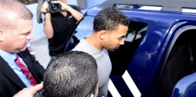 Don Omar seguirá con grillete electrónico