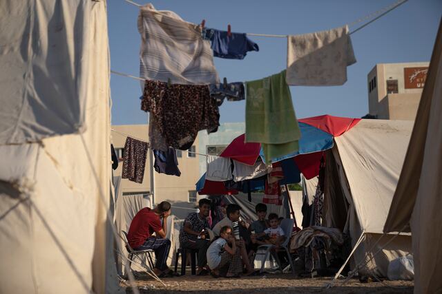 Campamento de tiendas de campaña para palestinos desplazados revive viejos traumas