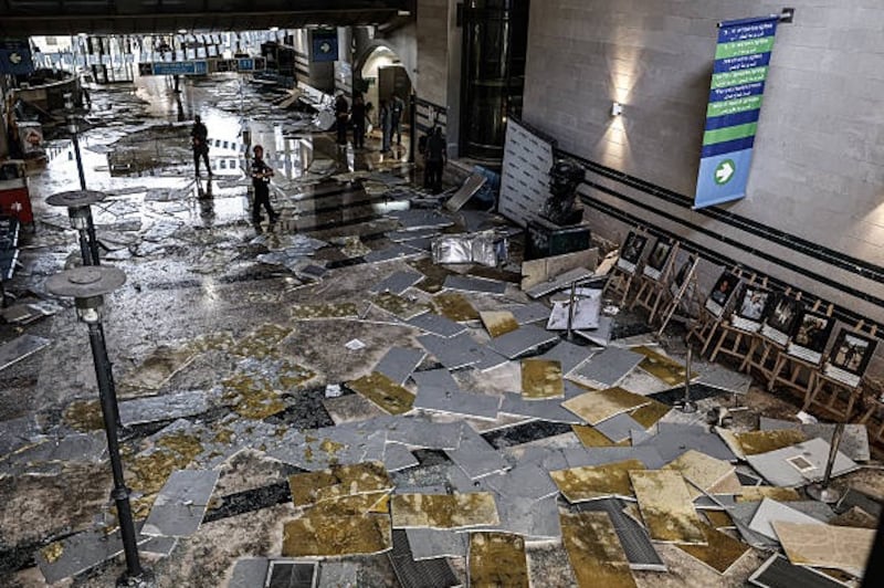 Una vista de la destrucción en el interior del Centro Médico Soroka en Beersheba, Israel, después de que un misil iraní impactara el lugar.