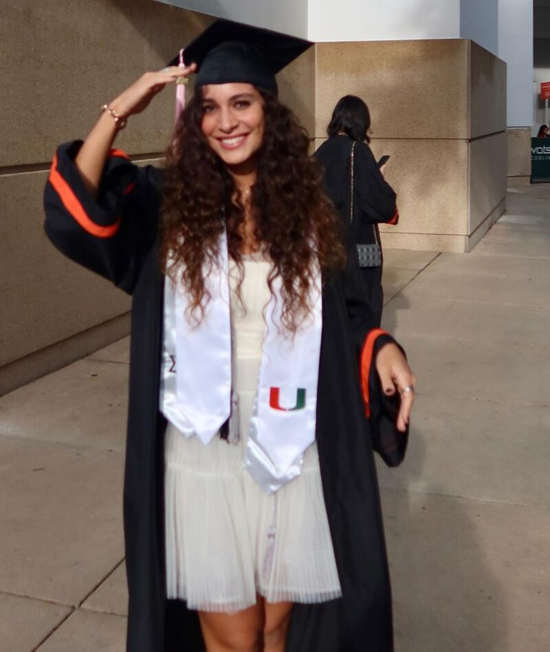 La cantante de 22 años se graduó en una Universidad de Miami . Foto: @isadorafigueroa