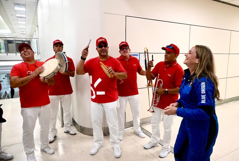 Deborah Martorell a su llegada a Puerto Rico tras su histórica participación como la primera meteoróloga del mundo en viajar al espacio.