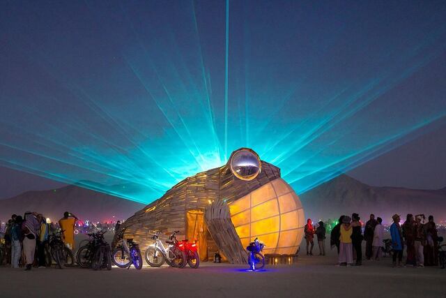 Artista boricua presenta el coquí más grande del mundo en el Burning Man 2024