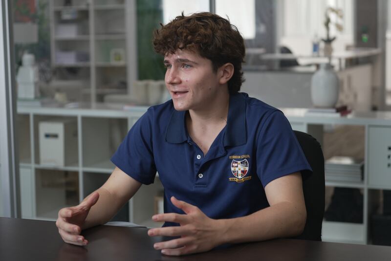 Liam es cofundador y presidente de Health Service Scholars, una organización estudiantil que acerca a otros jóvenes a distintas profesiones relacionadas con la salud y promueve experiencias de voluntariado.