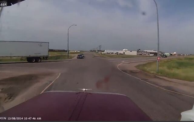 Conductor de tráiler se salva de mortal choque