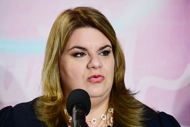 Gobernadora dice que por el momento no firmará medida que impone cargos a servicios de telefonía móvil