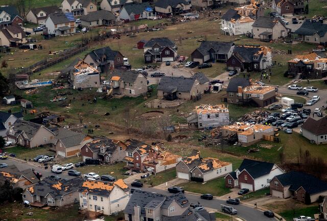 Encuentran con vida bebé arrastrado por un tornado en Tennessee