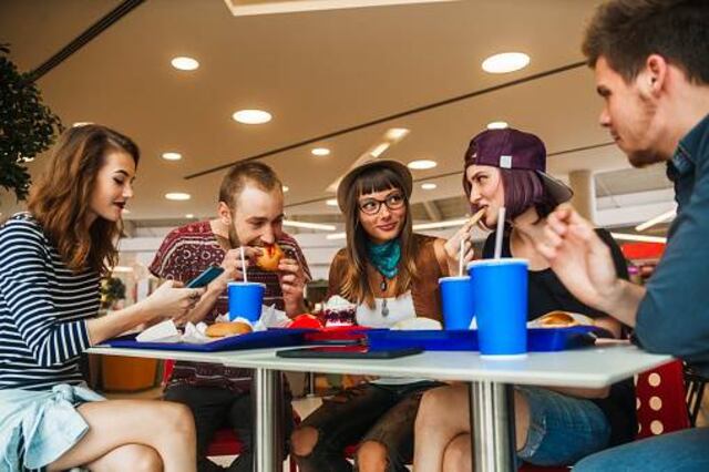 Más las mujeres que consumen alimentos en fast foods