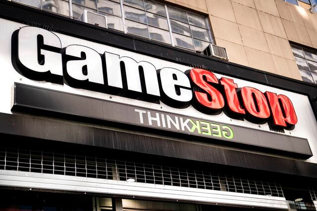 Acciones de GameStop vuelven a subir mientras aumenta la confusión y el drama en Wall Street