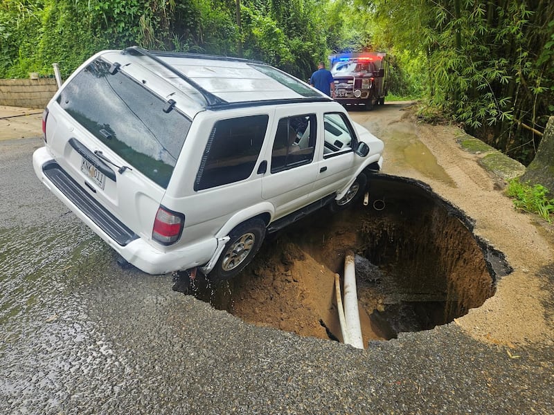 Personal de OMME de Utuado y la Policía Municipal se encuentran trabajando en la escena.