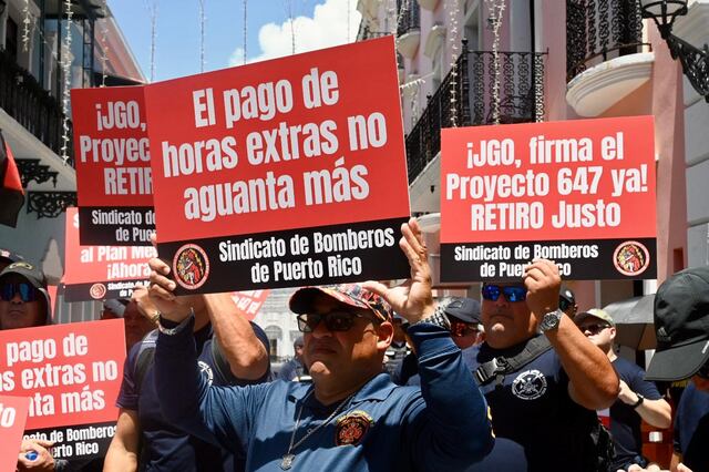 Bomberos marchan para exigir firma del proyecto que asegura su retiro digno