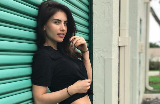 Profundo escote presentadora colombiana genera polémica entre cristianos