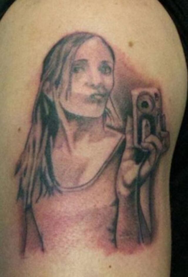 ¿Qué le pasa? Mujer se tatúa selfie en el brazo