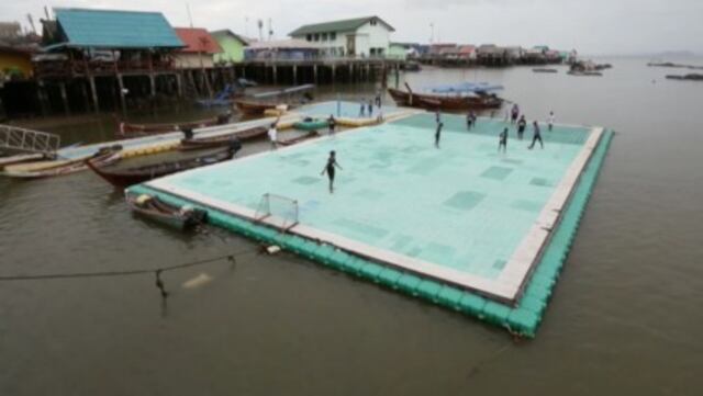 ​De caucho a cemento: modernizarán cancha de fútbol flotante