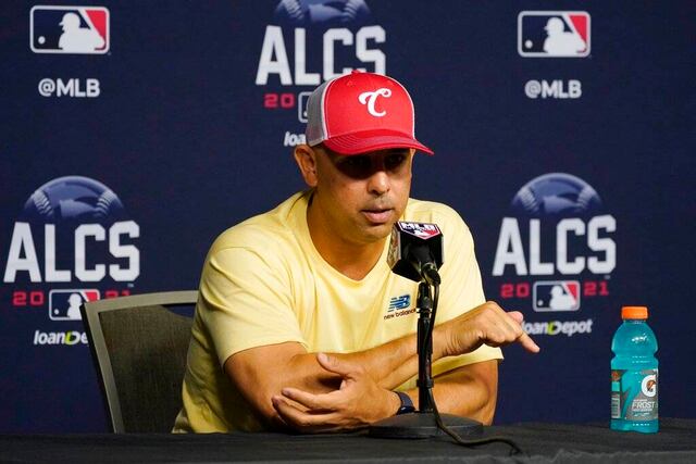 Alex Cora se recupera de COVID y se reincorpora a los Medias Rojas