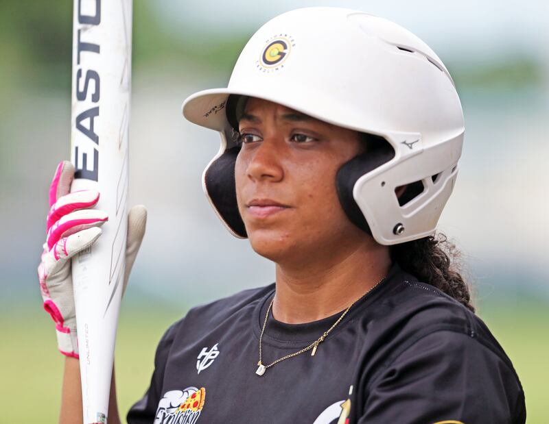 Angelis Rivera, en labor de bateadora, demuestra la versatilidad que la ha llevado a destacar tanto en el béisbol como en el sóftbol a nivel nacional.