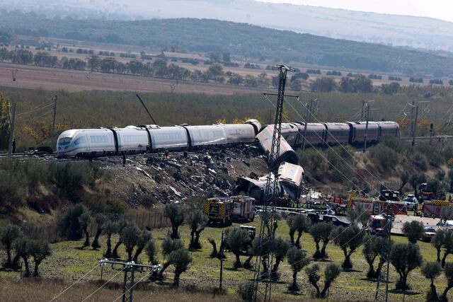 Aumentan a 68 los muertos por choque de trenes en España