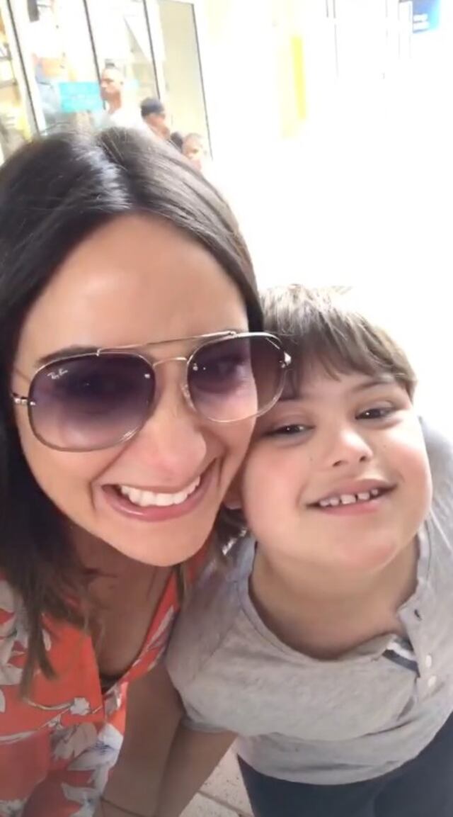 Emocionada y feliz Karla Monroig de ver a su sobrino-ahijado