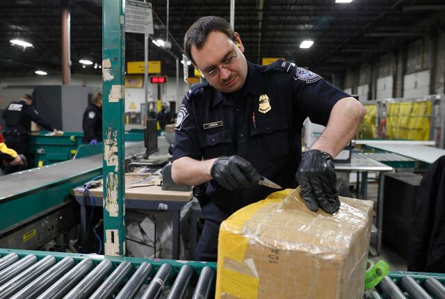 Confiscan joyas, carteras y relojes pirateados que llegaron de varios países a Puerto Rico