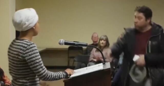 Justicia presenta cargos por agresión contra el hombre que atacó a la congresista Ilhan Omar