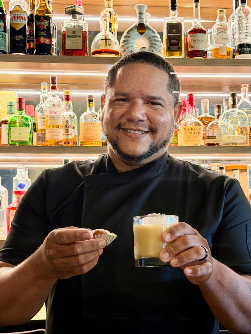 Francisco Fonseca, desde Sottovento en el Hotel Royal Sonesta Isla Verde, sorprendió con Rum Cake. Este fue acompañado de un buñuelo. Lynet Santiago Túa