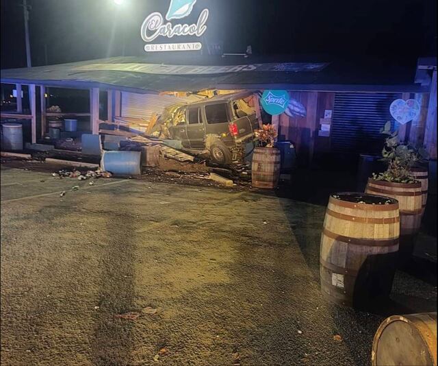 Hombre choca contra negocio en Dorado