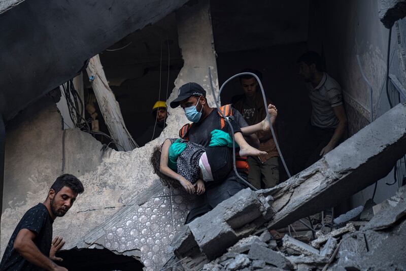 Palestinos evacúan a los heridos de un edificio destruido en el bombardeo israelí de Khan Younis, en la Franja de Gaza, el jueves.