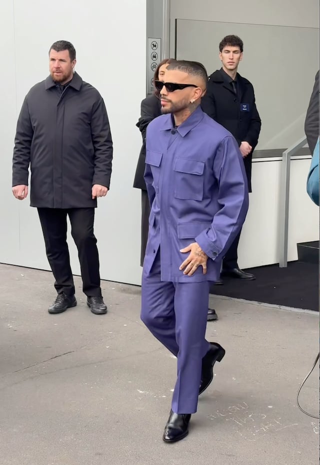 Rauw Alejandro dice presente en el desfile de Prada durante la Semana de la Moda Masculina de Milán