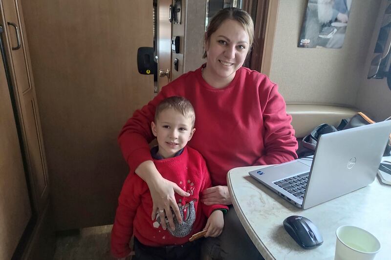 Anna Bezpala y su hijo Dima este jueves, en el camión-caravana de una de las comunidades judías de Kiev que ofrece electricidad y un espacio cálido durante los apagones y los cortes de suministro por los bombardeos rusos.